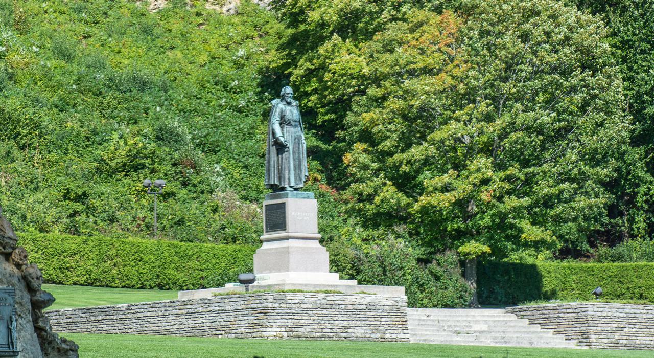 马凯特公园内繁茂的绿植簇拥着马奎特神父的雕像
