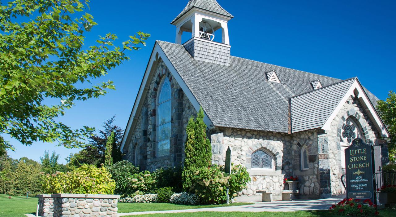 密西根州的历史景点——风景优美的小石教堂