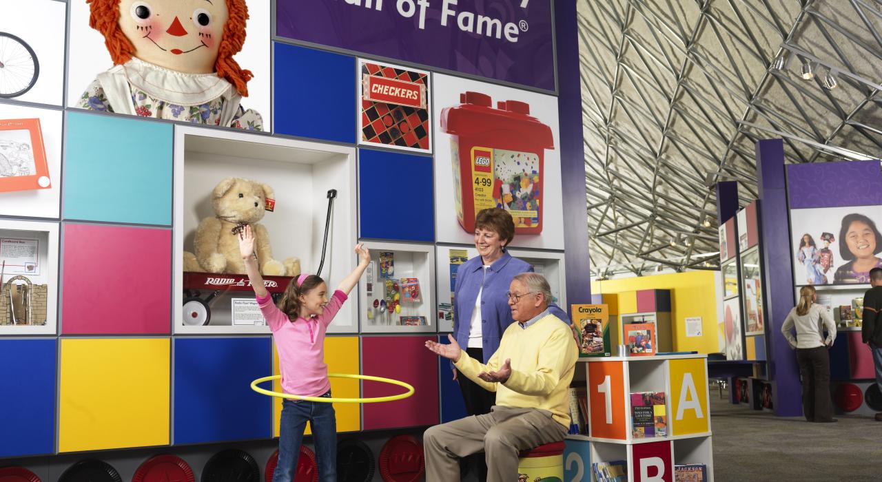 在斯特朗玩具博物馆内体验娱乐活动