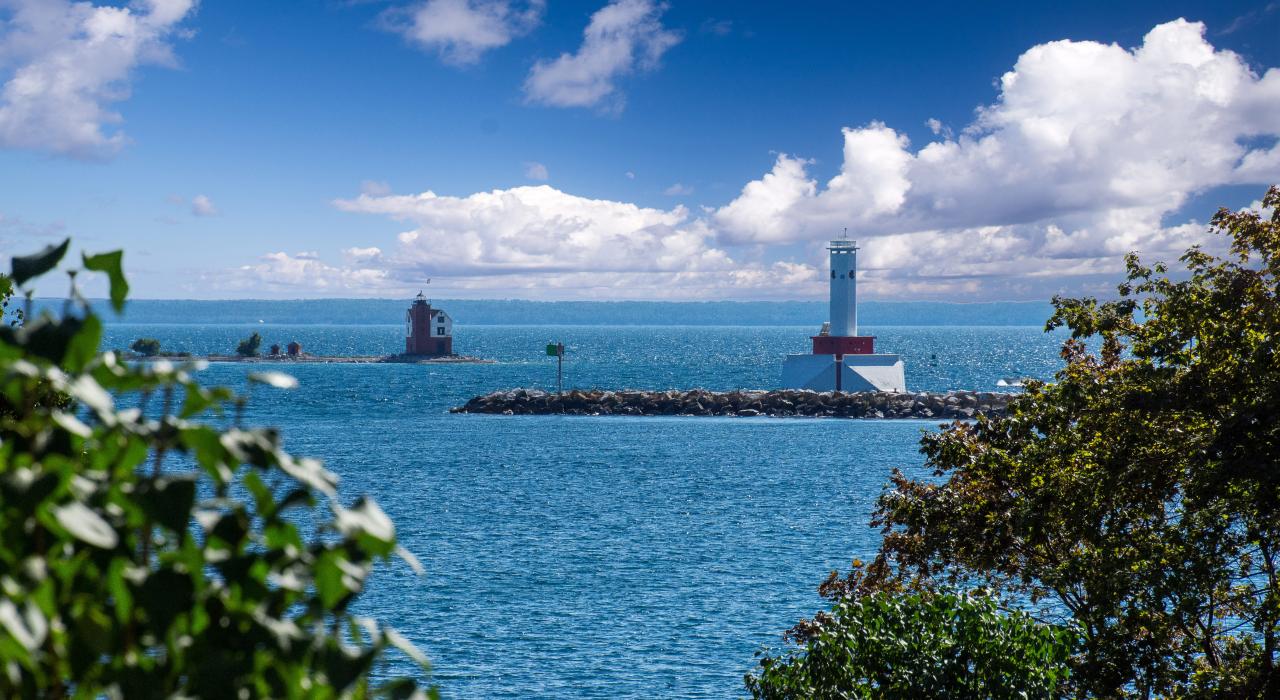 为船员指引方向的麦基诺岛和朗德岛灯塔