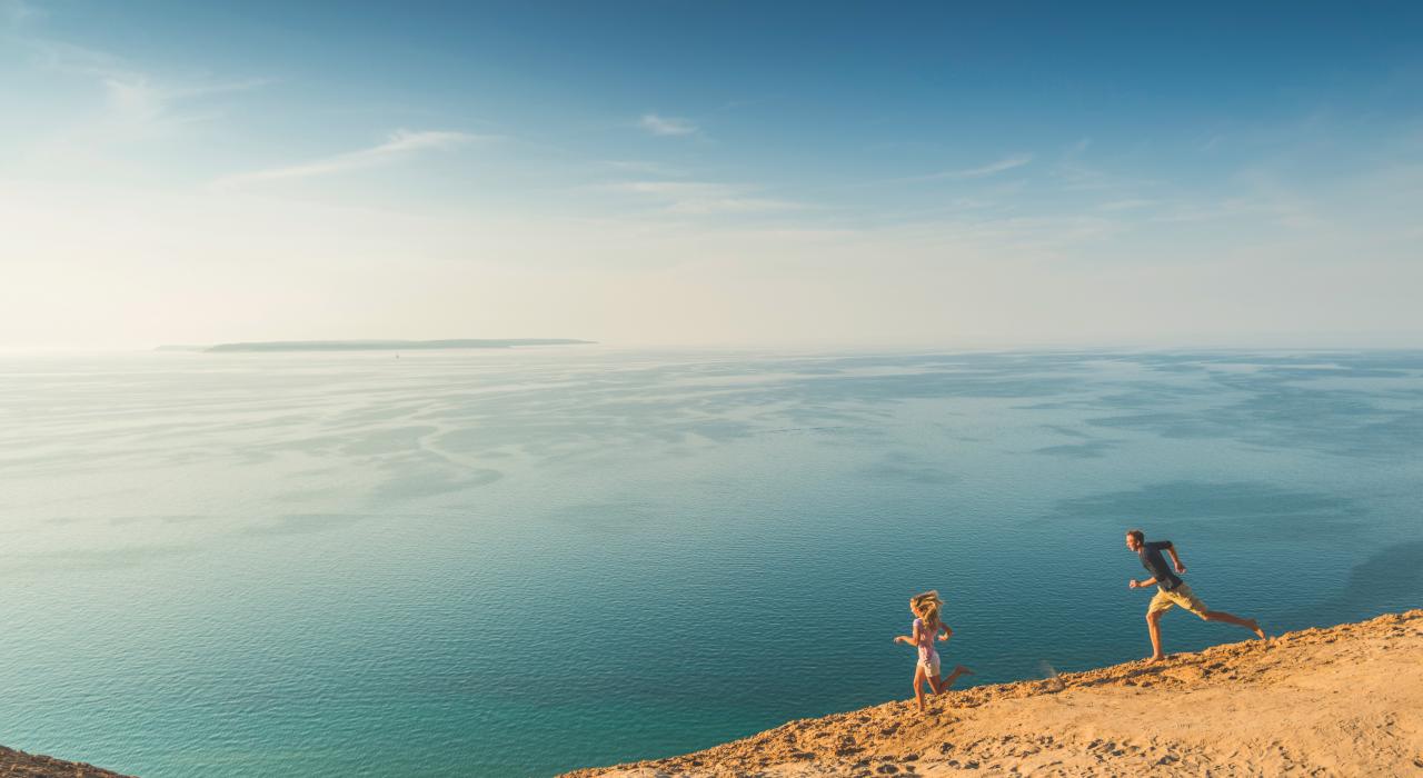 睡熊沙丘国家湖岸的金字塔点步道 睡熊沙丘国家湖岸的金字塔点步道