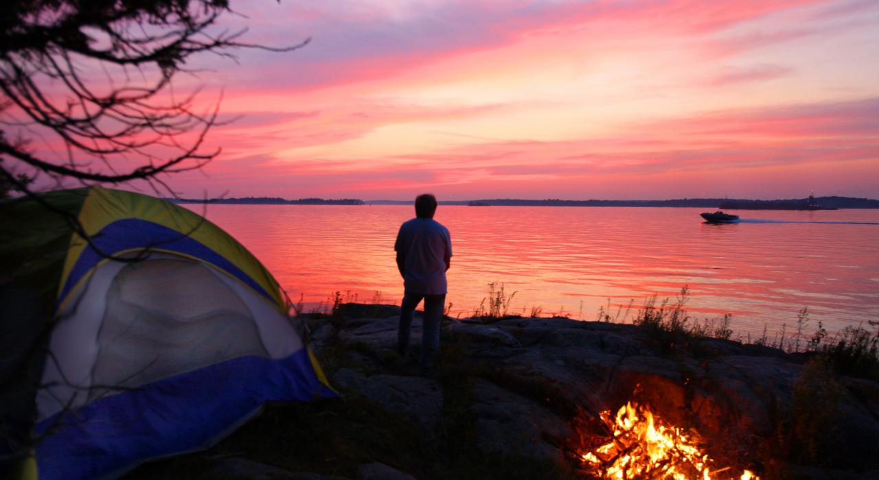 在静谧的水滨营地欣赏宁静的日落 在静谧的水滨营地欣赏宁静的日落