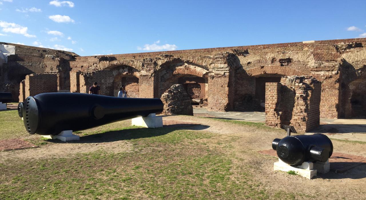 南卡罗来纳州萨姆特堡国家纪念碑旁的加农炮