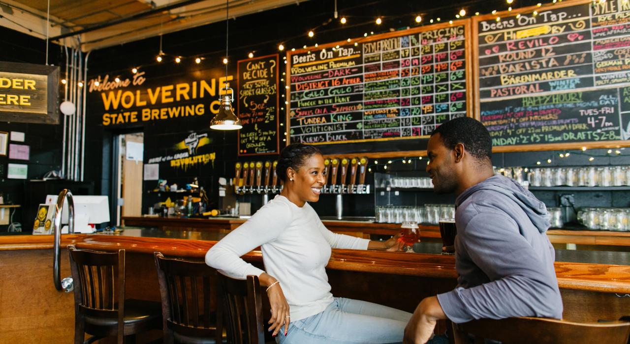 一对情侣在安娜堡的 Wolverine State Brewing Co. 啤酒公司畅饮精酿 一对情侣在安娜堡的 Wolverine State Brewing Co. 啤酒公司畅饮精酿