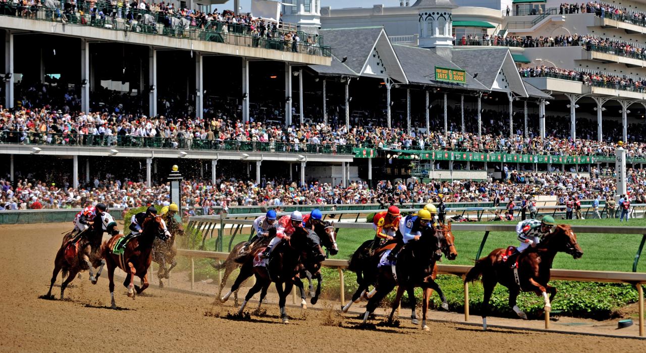 肯塔基赛马会期间,丘吉尔唐斯赛马场上赛马冲向终点线 肯塔基赛马会期间,丘吉尔唐斯赛马场上赛马冲向终点线