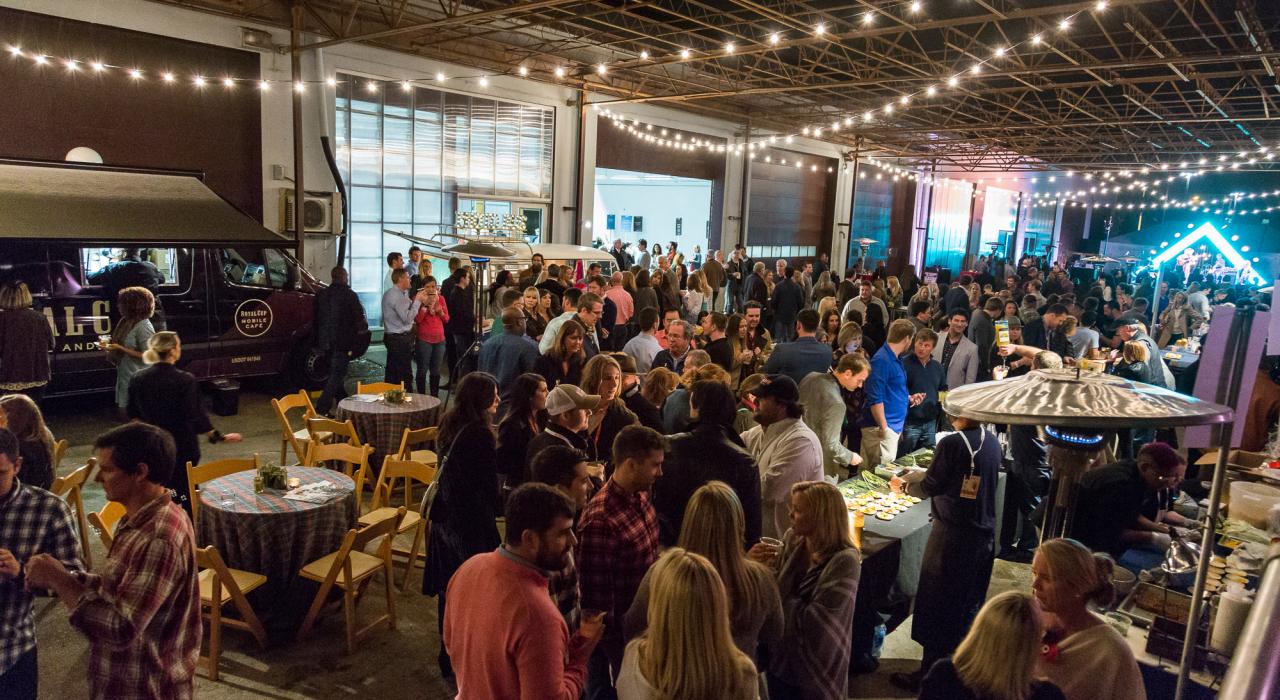 查尔斯顿美酒美食节上的摇滚音乐会和鸡尾酒会 查尔斯顿美酒美食节上的摇滚音乐会和鸡尾酒会