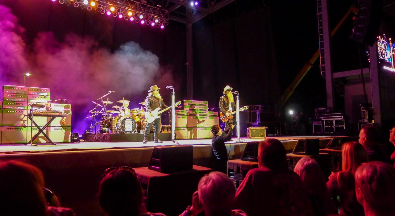 阿肯色州埃尔多拉多墨菲艺术区的 ZZ Top 乐队演出 阿肯色州埃尔多拉多墨菲艺术区的 ZZ Top 乐队演出