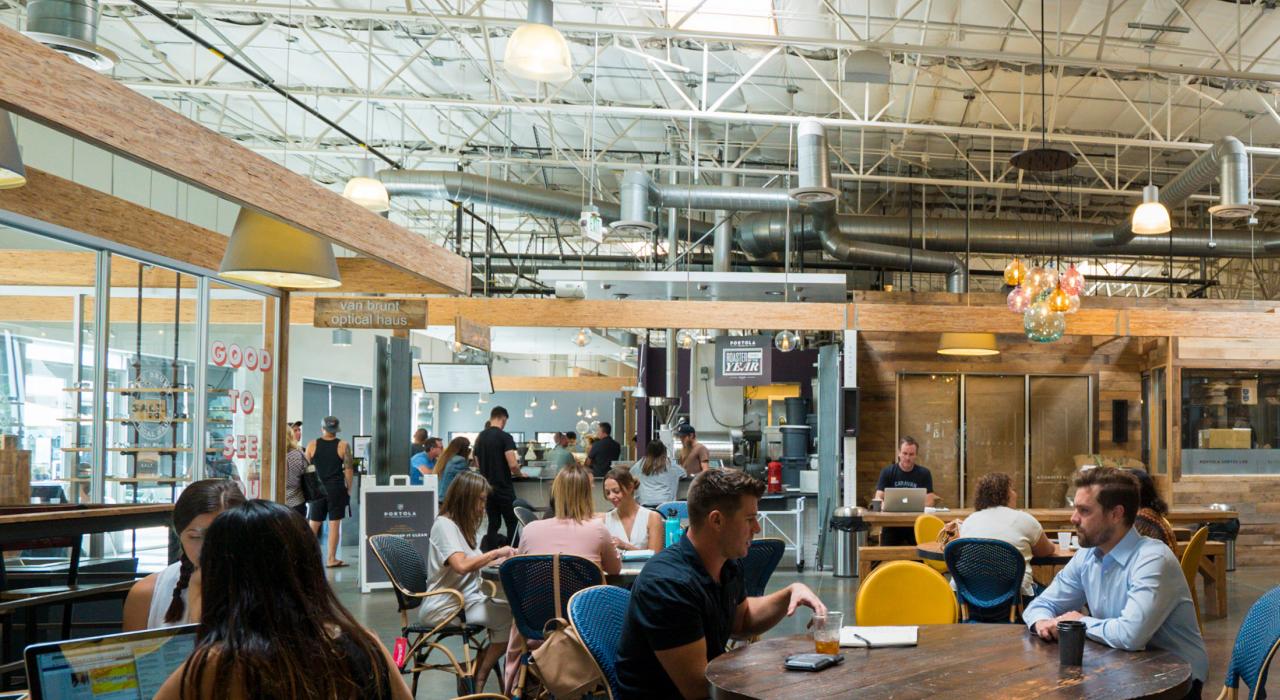 人们正在加州科斯塔梅萨的The OC Mix的Portola咖啡实验室享受咖啡