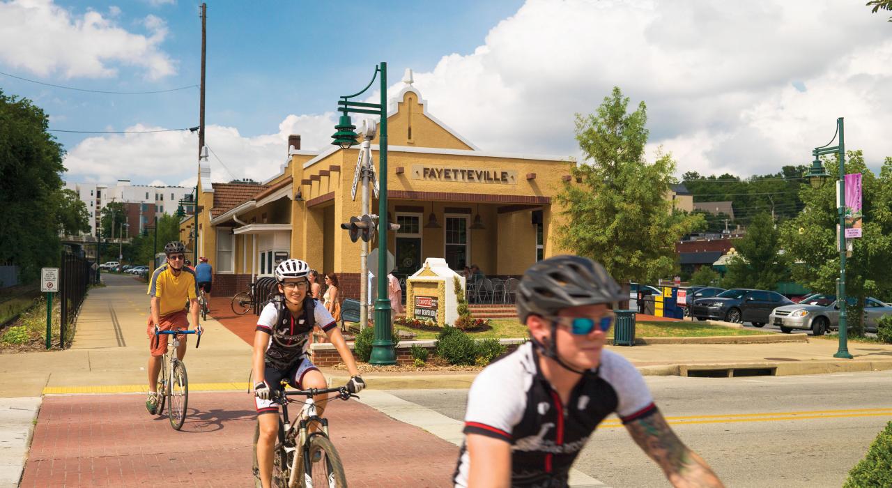 沿着穿过城市中心的 Razorback Regional Greenway 绿道骑行 沿着穿过城市中心的 Razorback Regional Greenway 绿道骑行