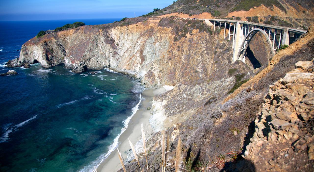 峭壁和海碰撞出的美丽