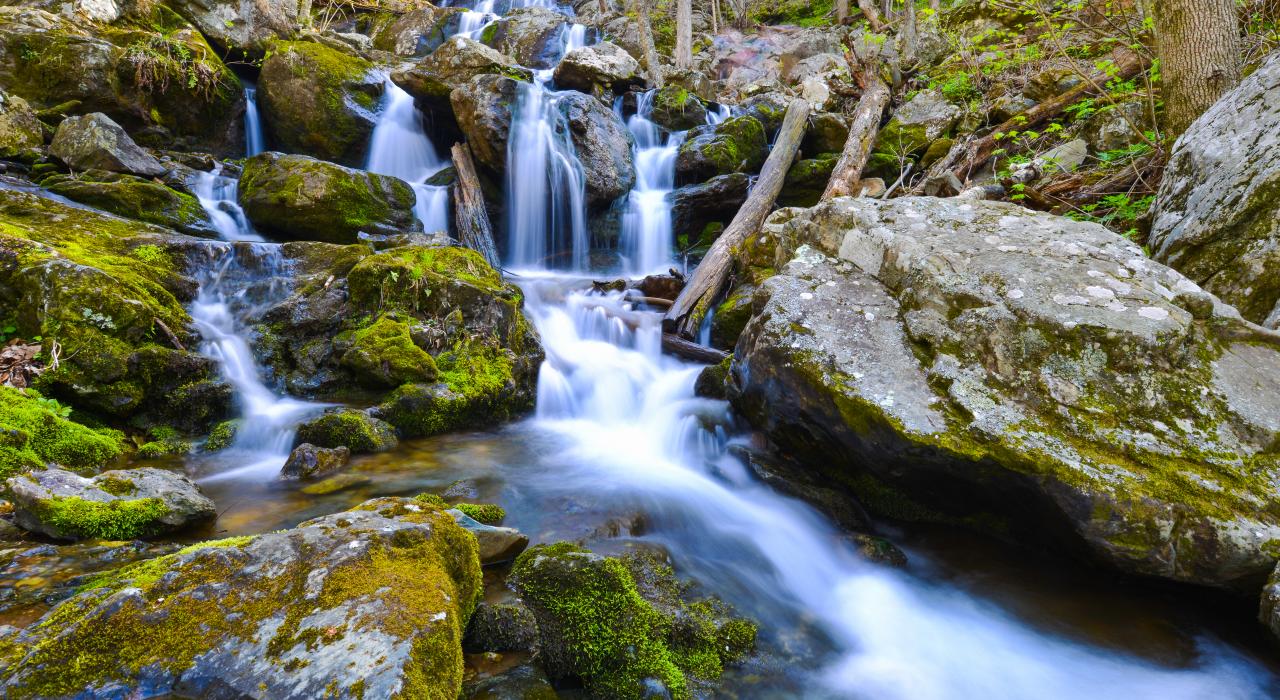 雪兰多国家公园内的暗谷瀑布