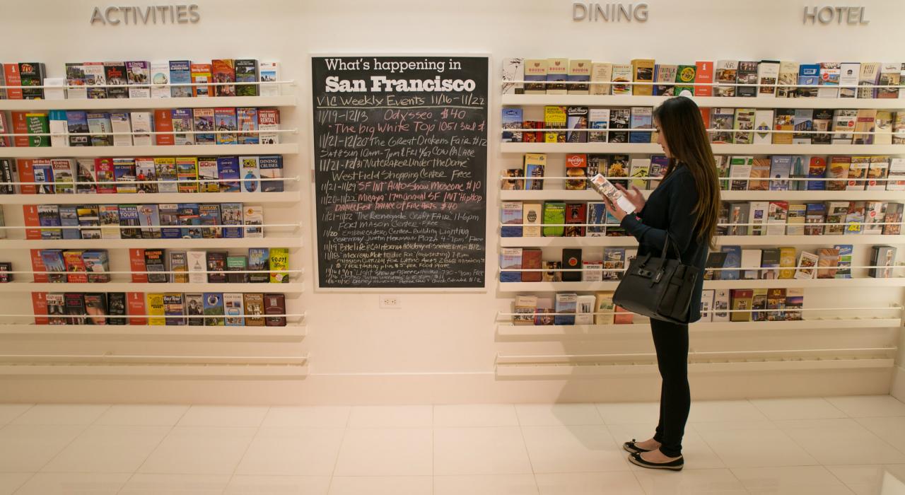 在梅西百货的信息导览中心翻看手册