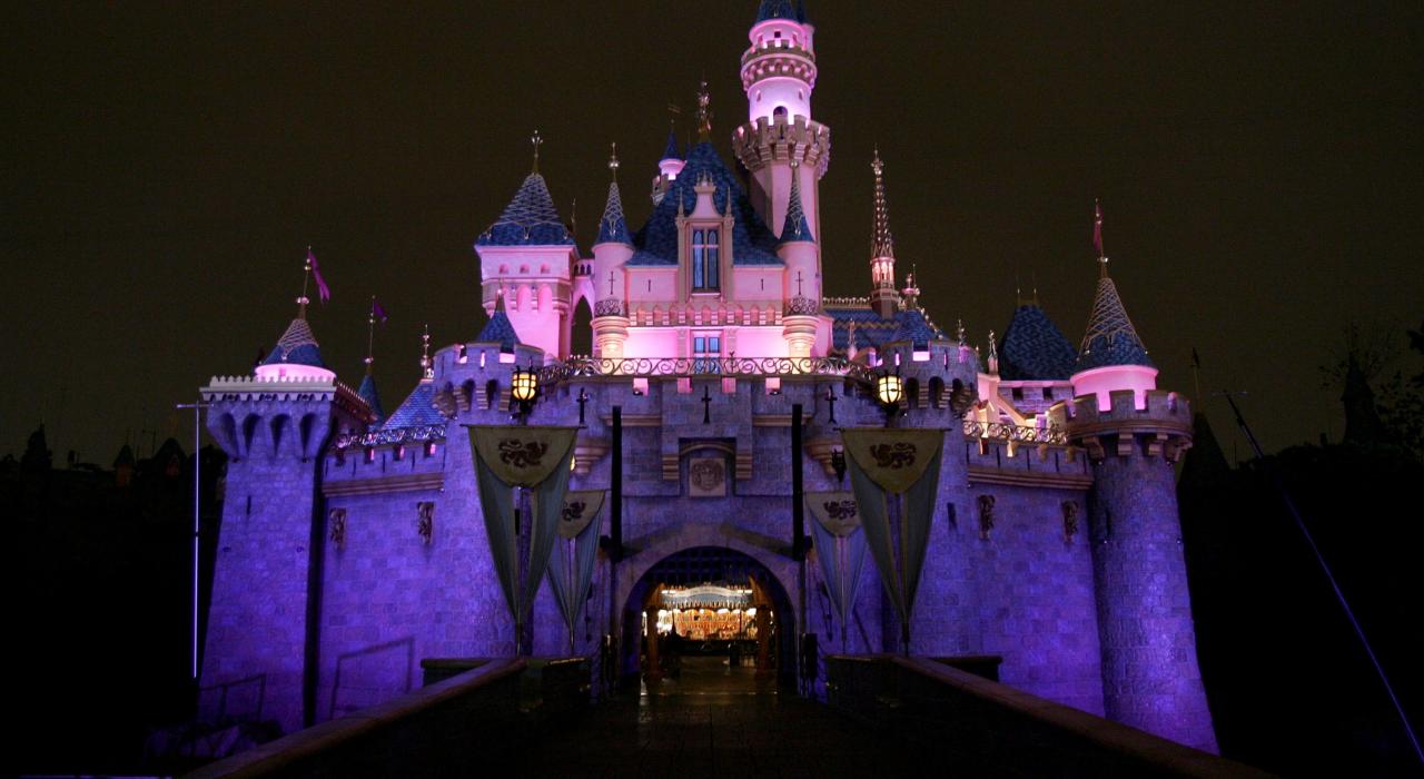 夜幕中闪亮的迪士尼城堡