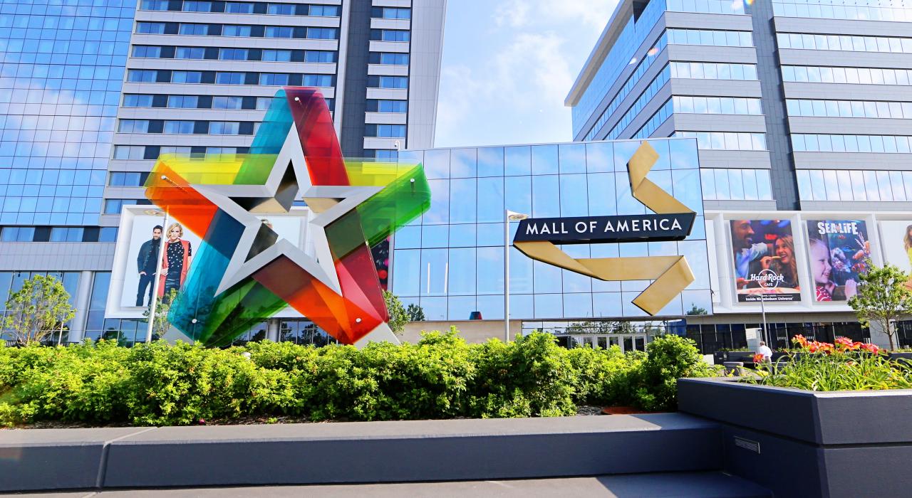 美国商城是一个购物天堂，这里有520家前沿的设计师品牌，众多的免税商品。