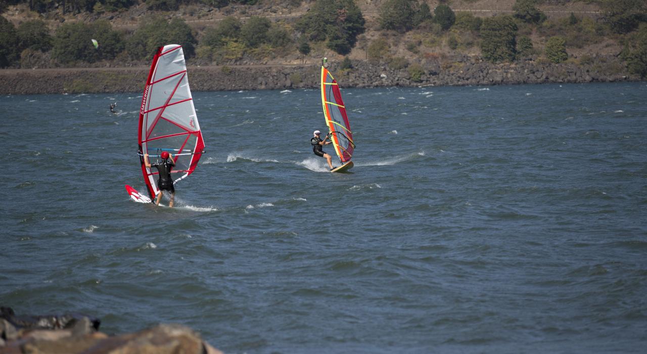 在哥伦比亚河玩帆板