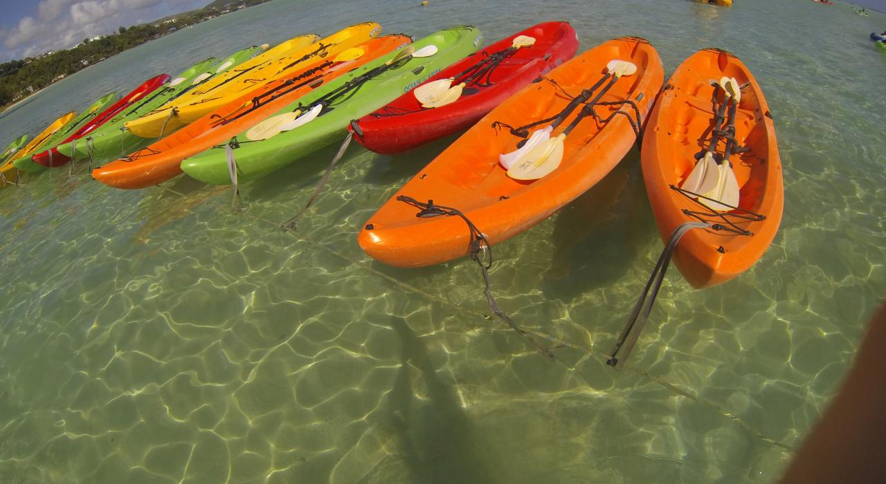 可以供游客租赁的皮划艇 可以供游客租赁的皮划艇