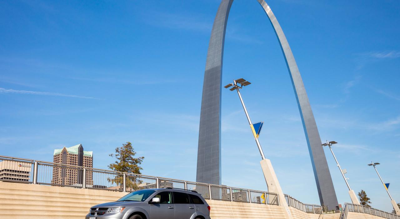 66号公路在密苏里州圣路易斯的入口拱门处