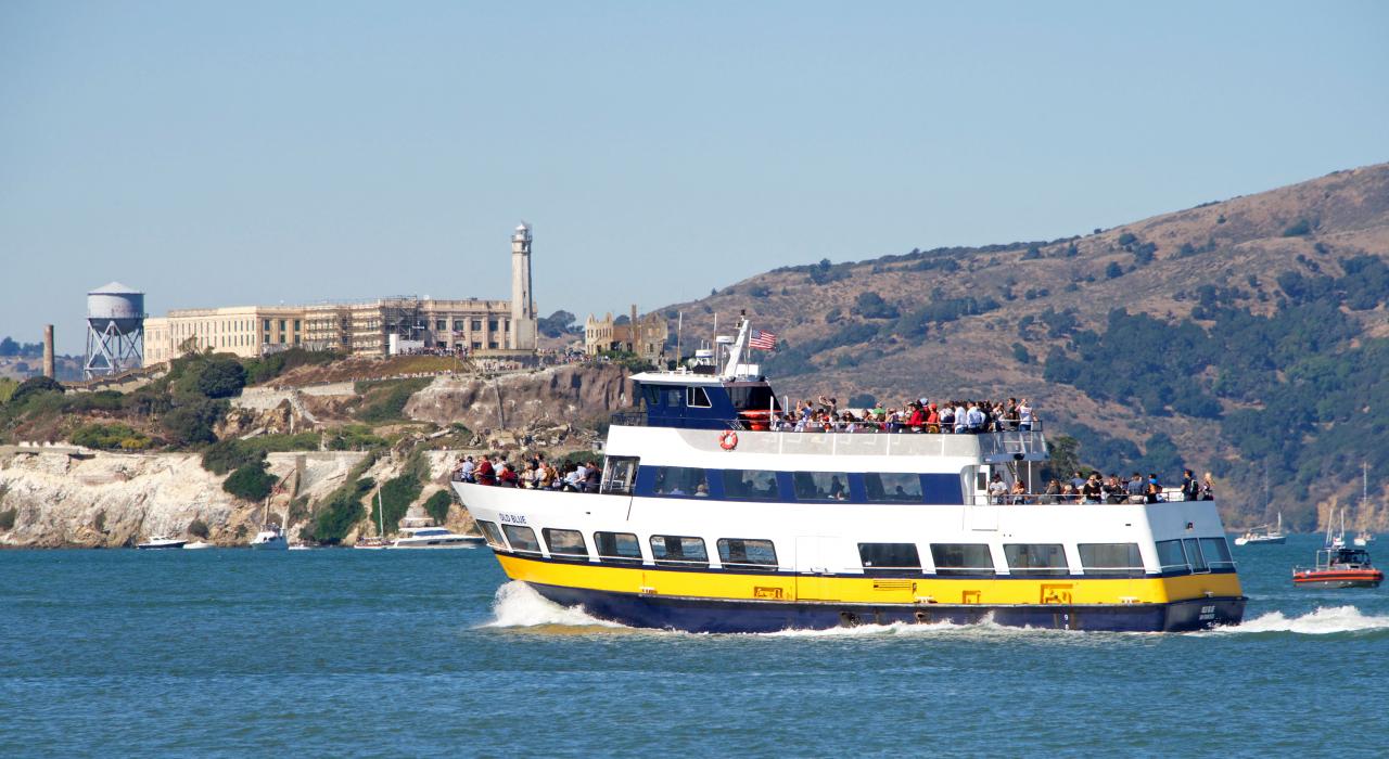 海湾上的蓝金舰