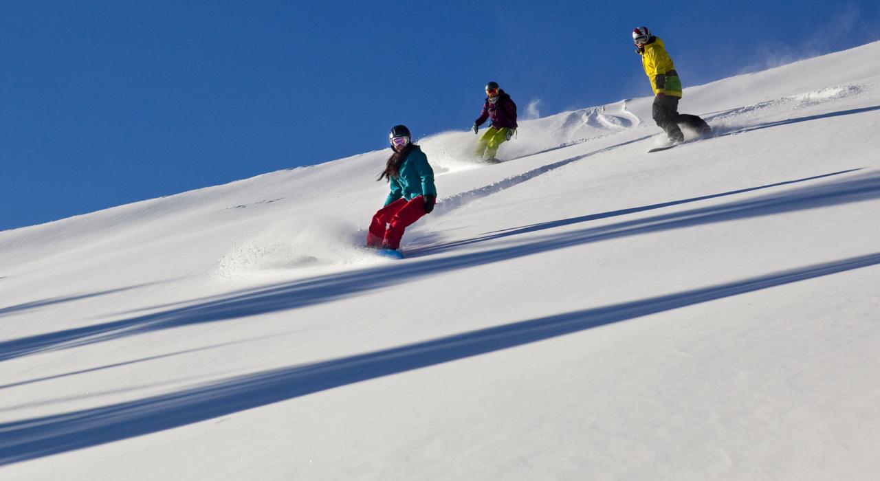 踩着雪从坡上滑下