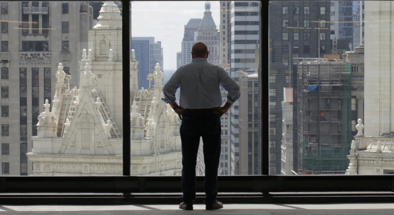 安迪戴维斯在天空塔上像玻璃外眺望芝加哥