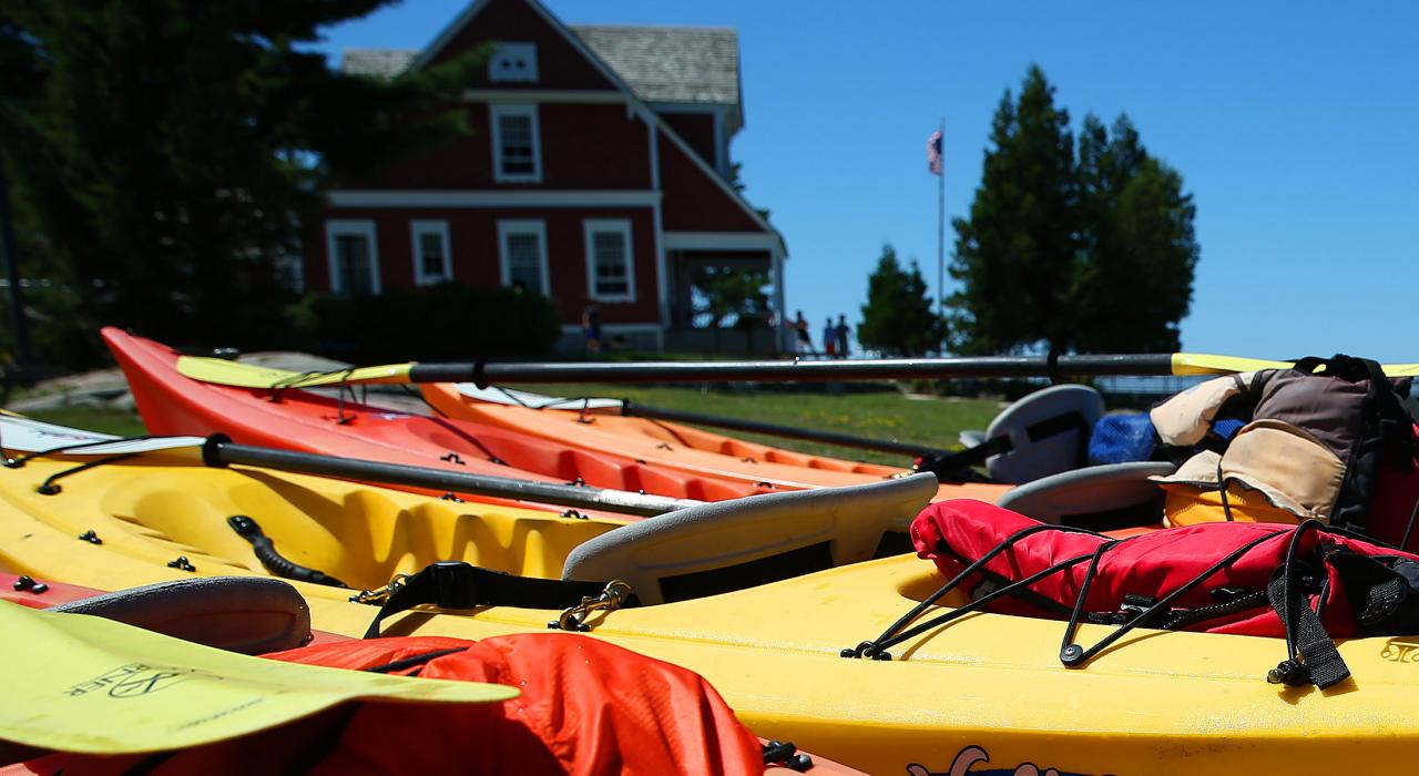 乘皮划艇穿越岩石岛灯塔州立公园沿岸 乘皮划艇穿越岩石岛灯塔州立公园沿岸
