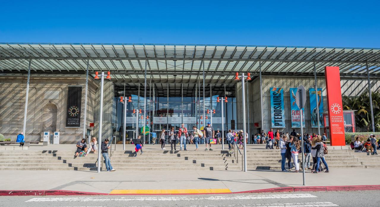 全球最大的自然历史博物馆之一,加州科学院的入口 全球最大的自然历史博物馆之一,加州科学院的入口
