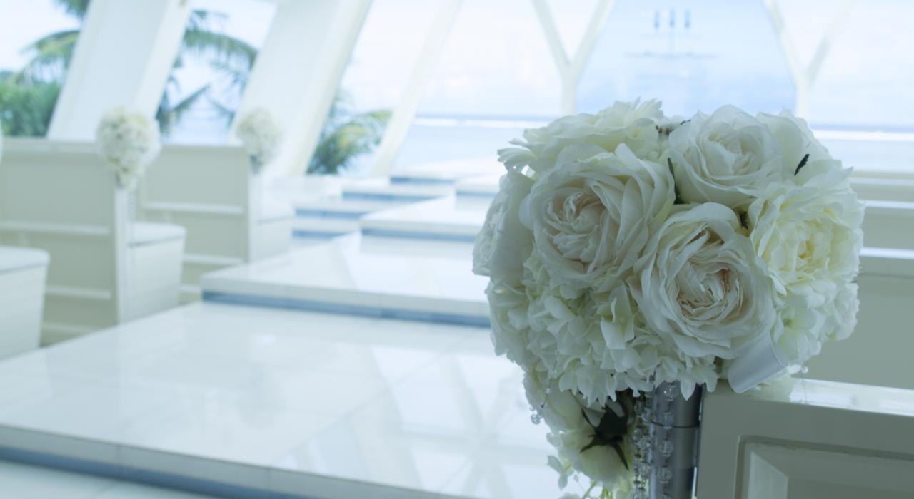 幸福蓝星教堂里为婚礼装饰的花朵