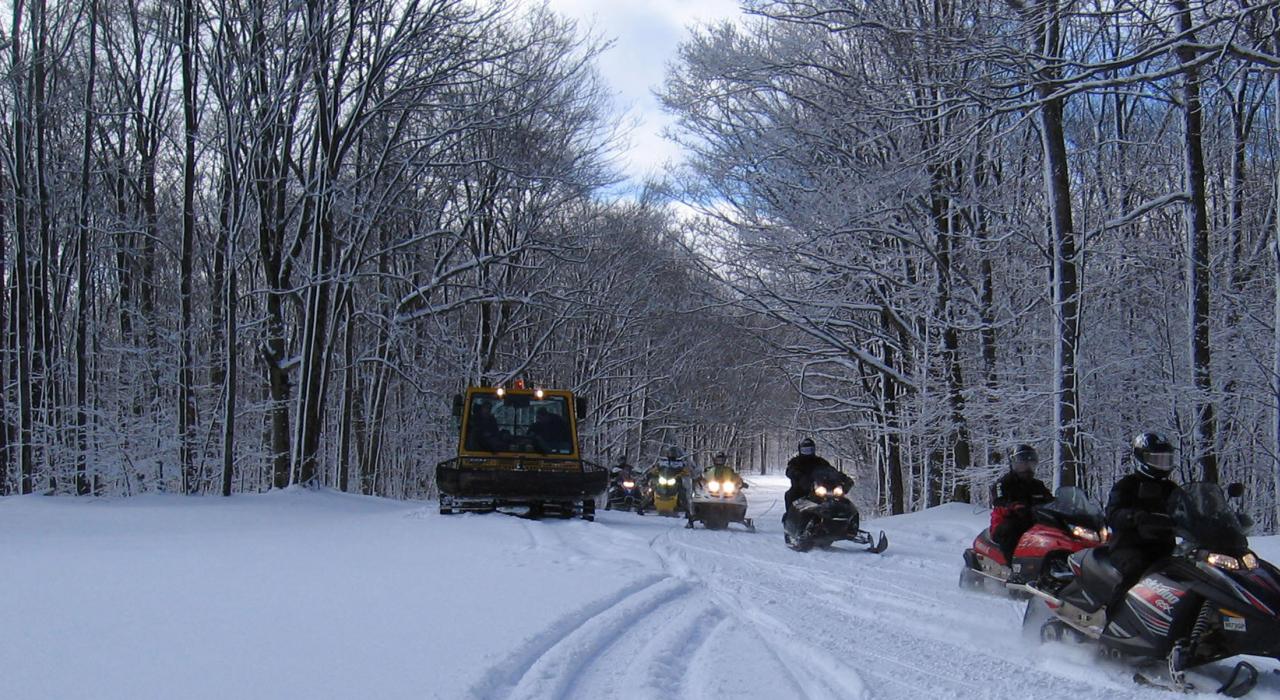乘雪地摩托探索阿勒格尼州立公园