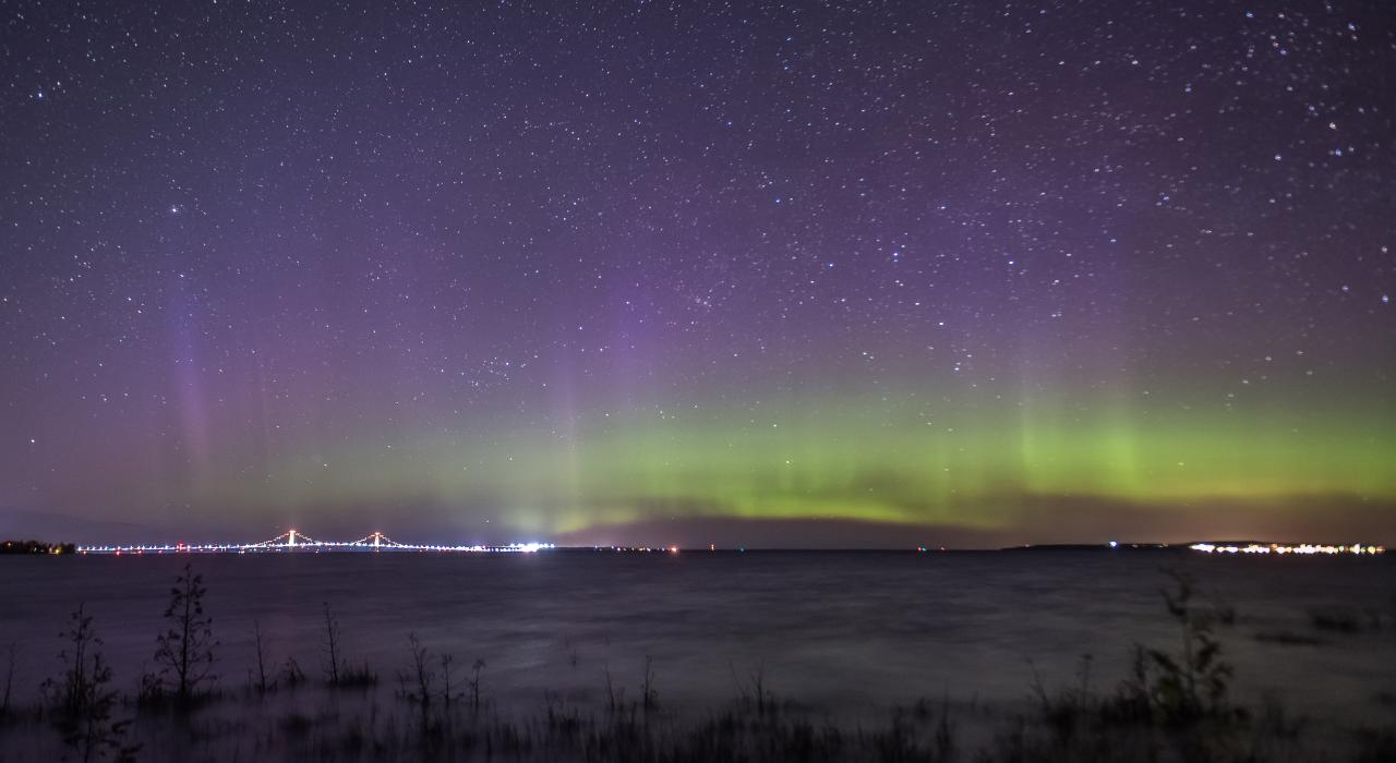 极光下的马基纳克桥