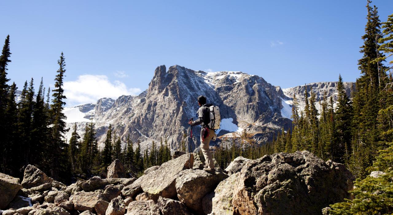 在落基山脉国际公园登山探险