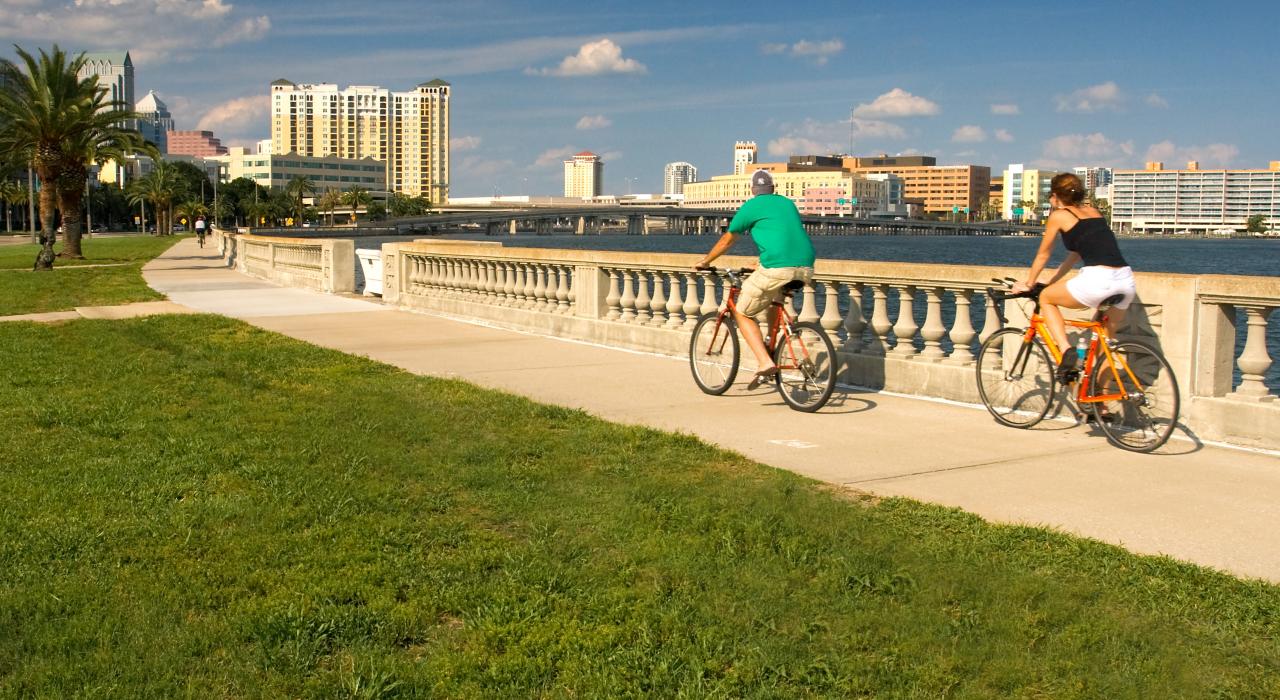 沿海骑车的人们