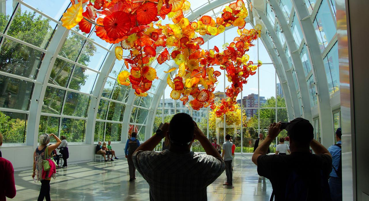 阳光反射下的玻璃展厅 阳光反射下的玻璃展厅