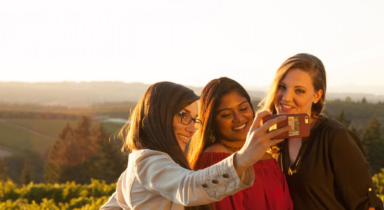 停下来在俄勒冈州舍伍德（Sherwood）风景如画的庞兹酒庄（Ponzi Vineyards）拍张自拍