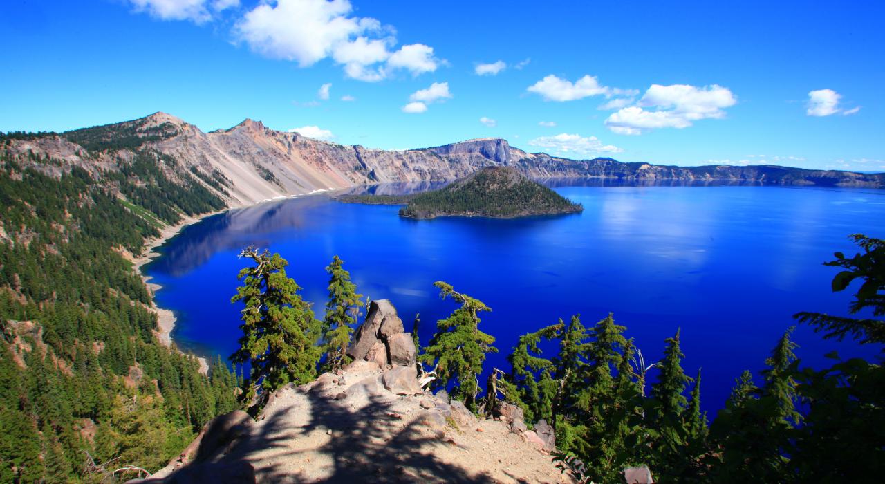 俄勒冈州南部火山口湖国家公园碧蓝色的中央地标 俄勒冈州南部火山口湖国家公园碧蓝色的中央地标