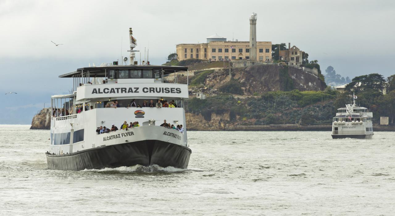 乘坐游船去曾经为很多美国电影取景地的恶魔岛