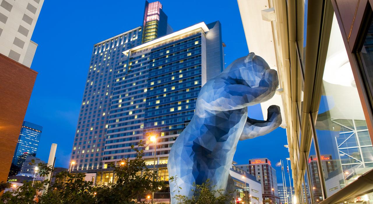 由艺术家劳伦斯.阿尔根特打造的12米的蓝熊正在偷看科罗拉多会展中心