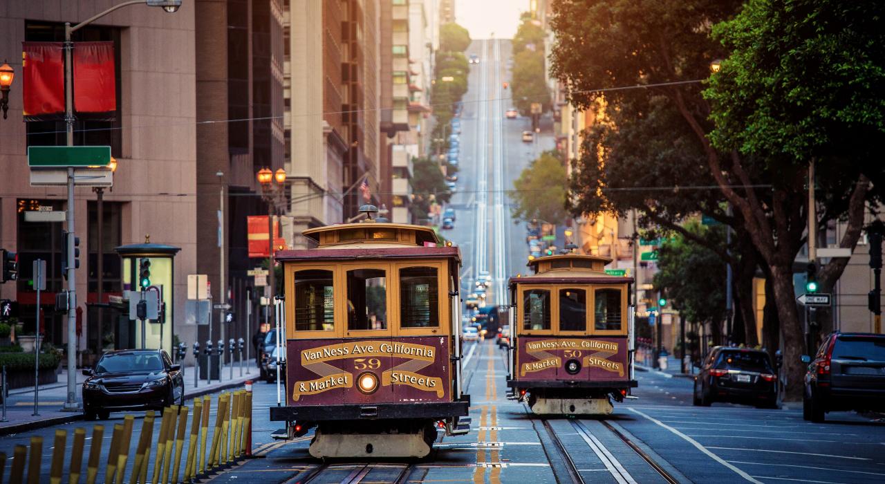 乘坐著名的叮叮车游览旧金山