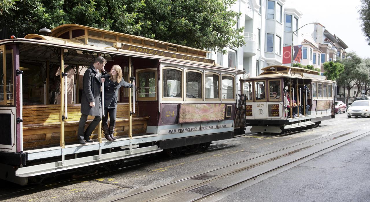 一对情侣在旧金山乘坐电车 一对情侣在旧金山乘坐电车