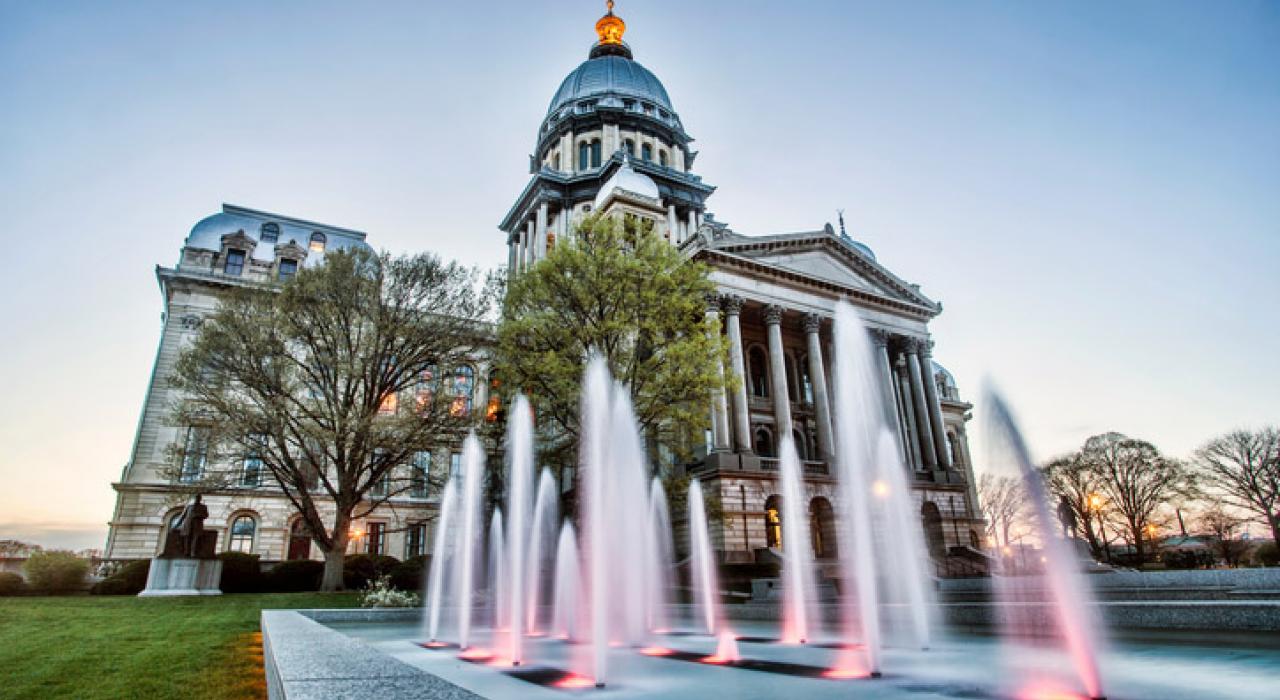 伊利诺伊州州府大楼前黄昏下的喷泉