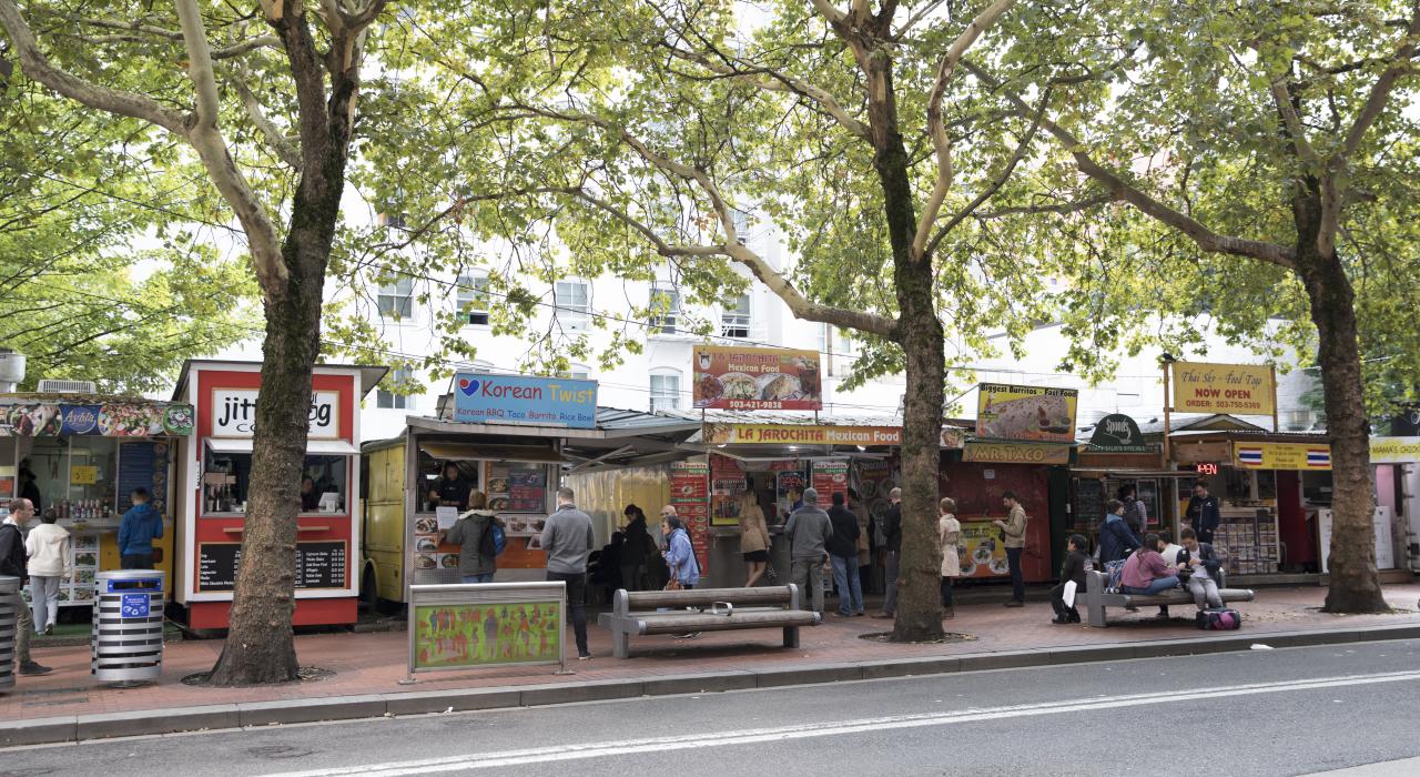波特兰的食品车在西南艾尔德街上排队
