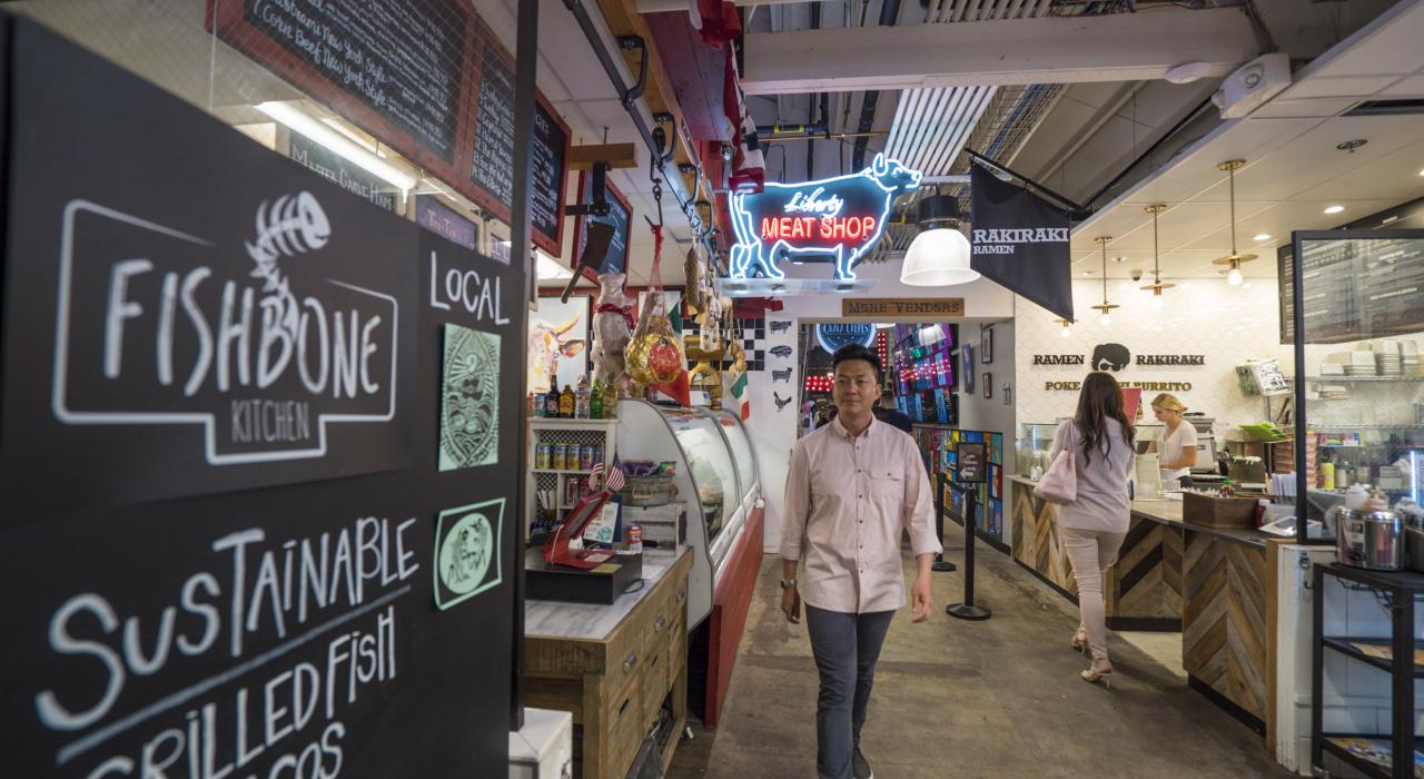 我来到自由市场，它是西海岸最新的大型美食市場