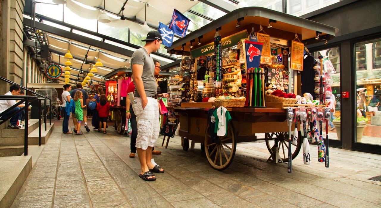 昆西市场的马车售卖小物件和食物
