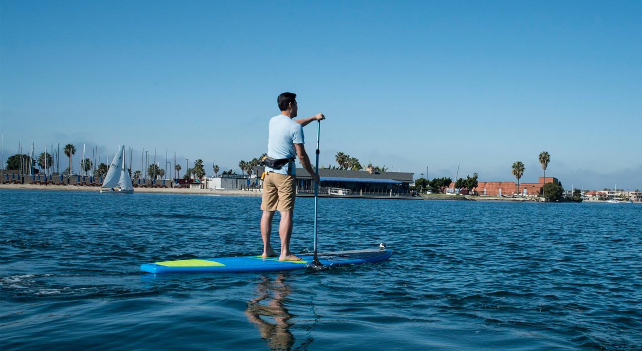 在教会海湾的蓝色水域体验立式桨板冲浪