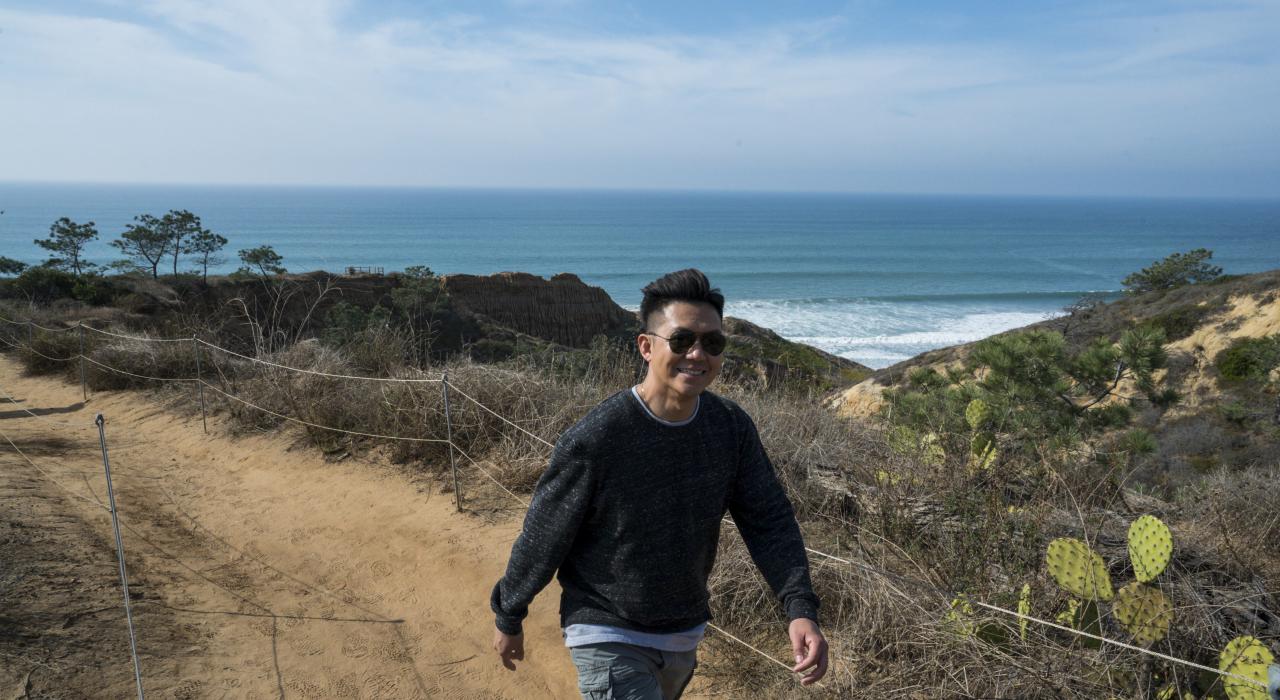 走在多里松州立自然保护区的小径上，沿途还可以欣赏太平洋的美景