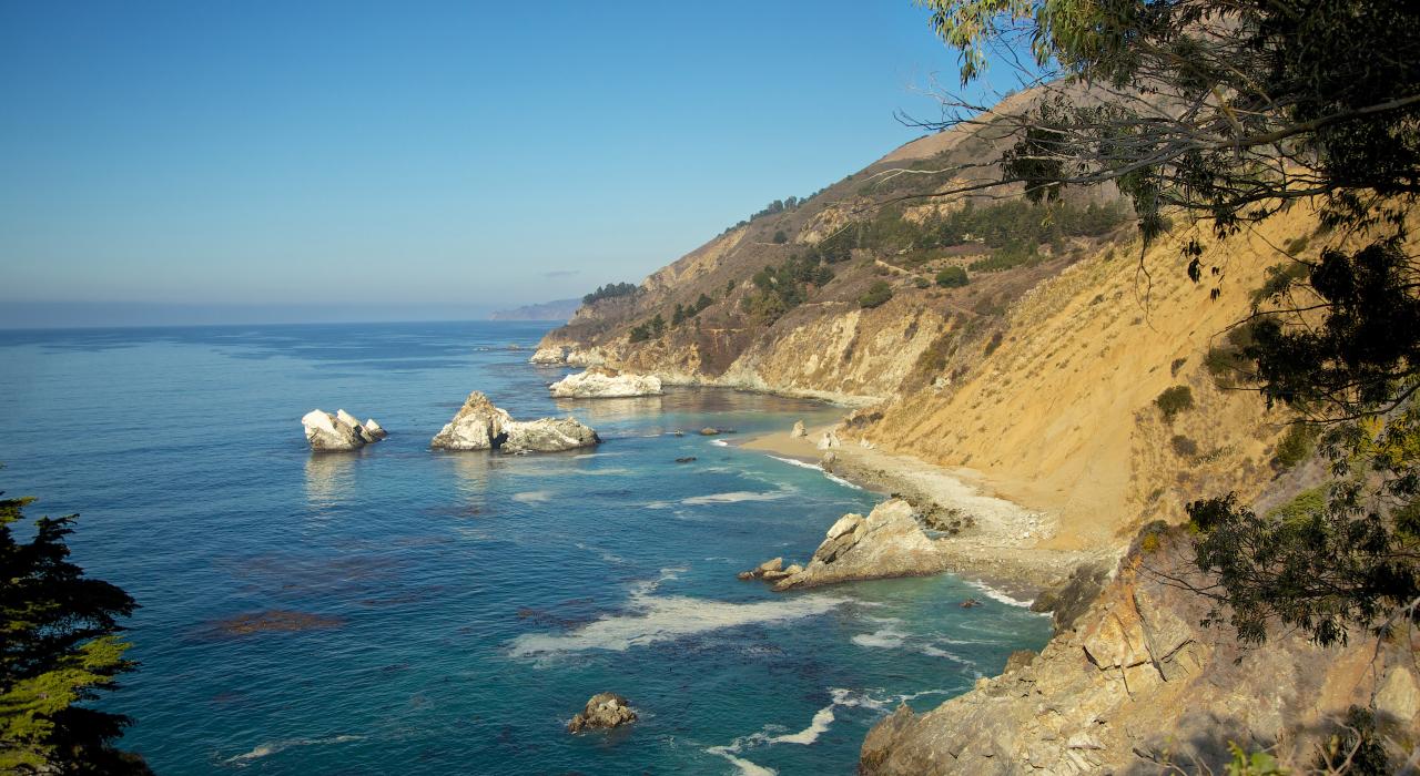 蒙特利海滩旁的岩石