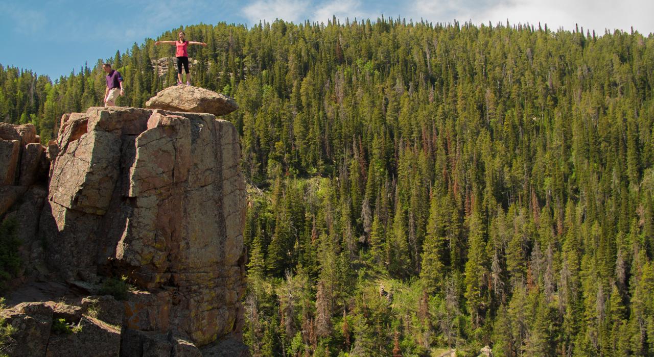 站在布莱德之路上的岩石上 站在布莱德之路上的岩石上