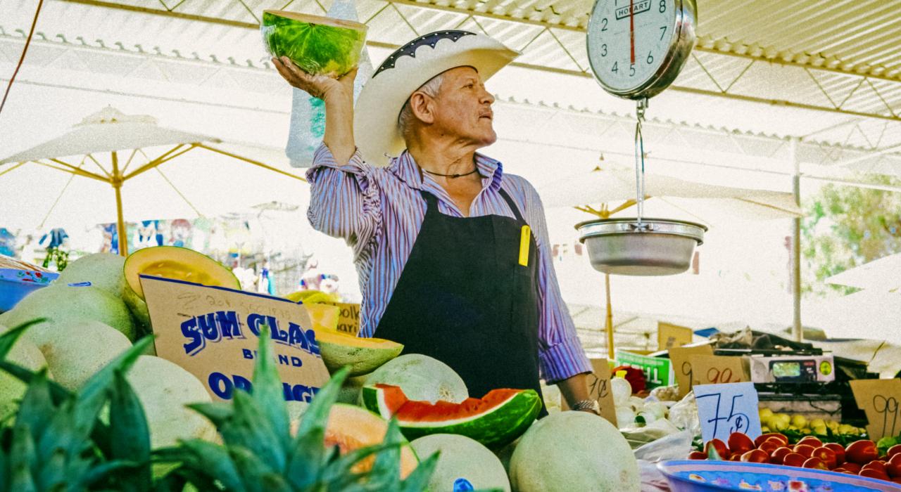 在圣何塞跳蚤市场的农民
