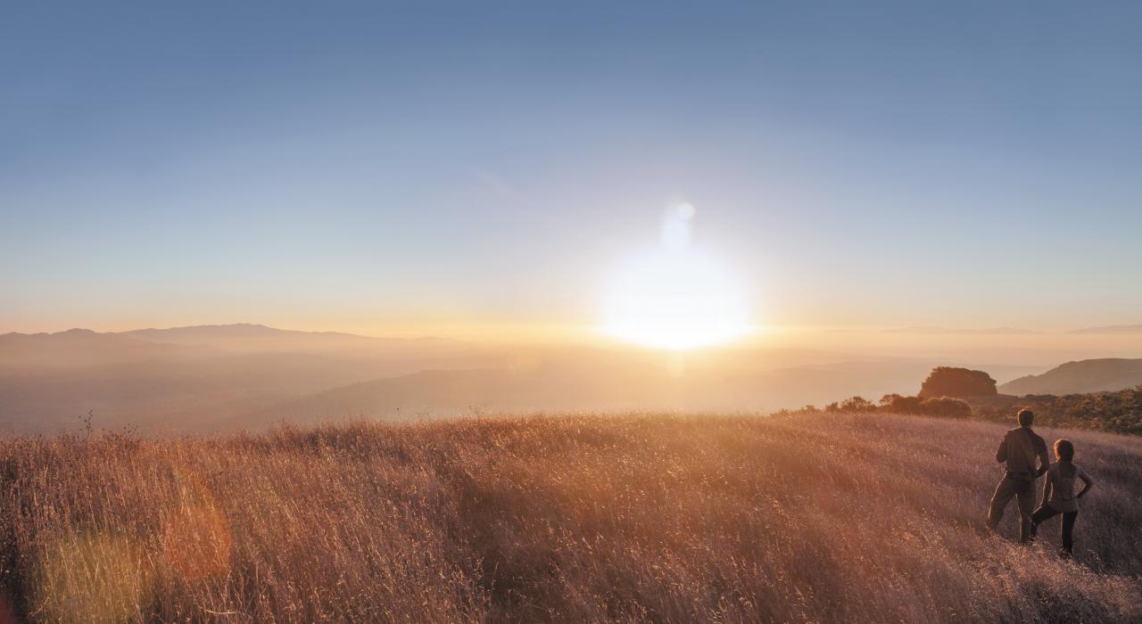 对夫妻正在欣赏三谷地区的日落美景