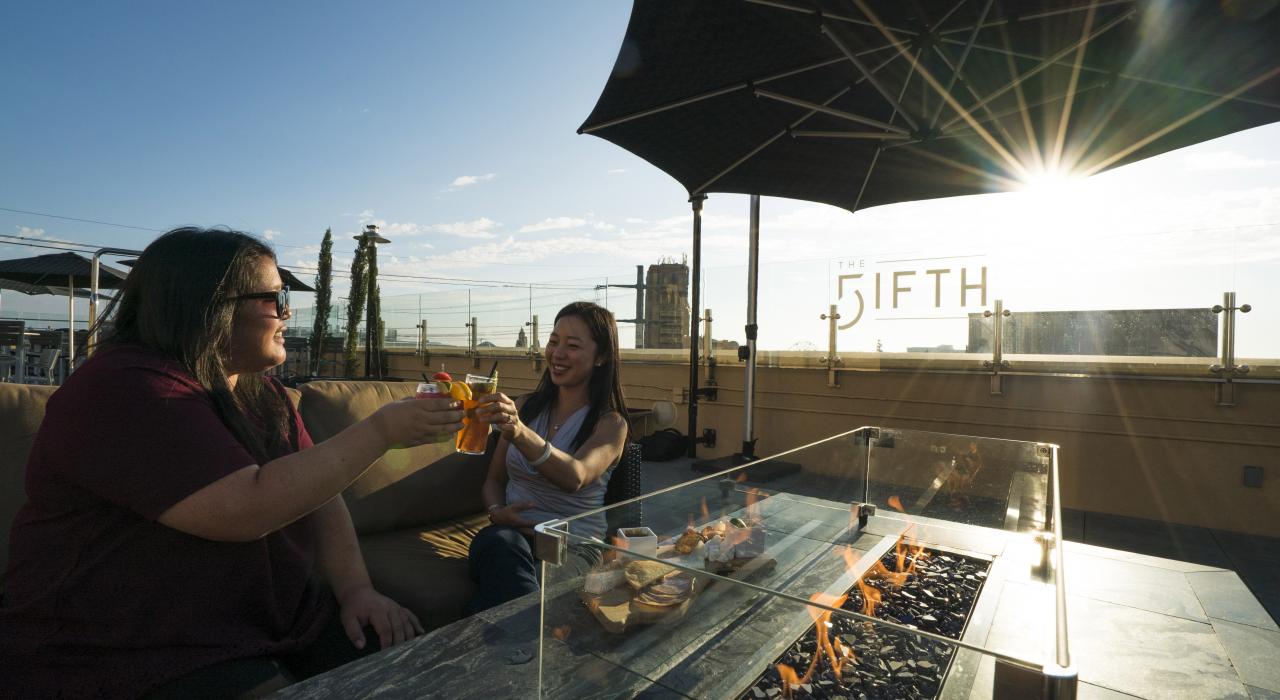 在加州阿纳海姆市的第五餐厅酒吧里,我正在和朋友坐在火坑旁闲聊 在加州阿纳海姆市的第五餐厅酒吧里,我正在和朋友坐在火坑旁闲聊