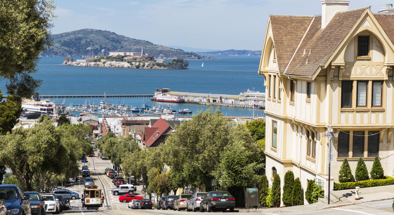 从海德街的尽头眺望恶魔岛